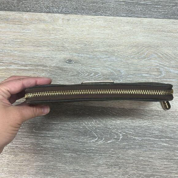 1122 Michael Kors brown signature full zip wallet - Picture 4 of 12
